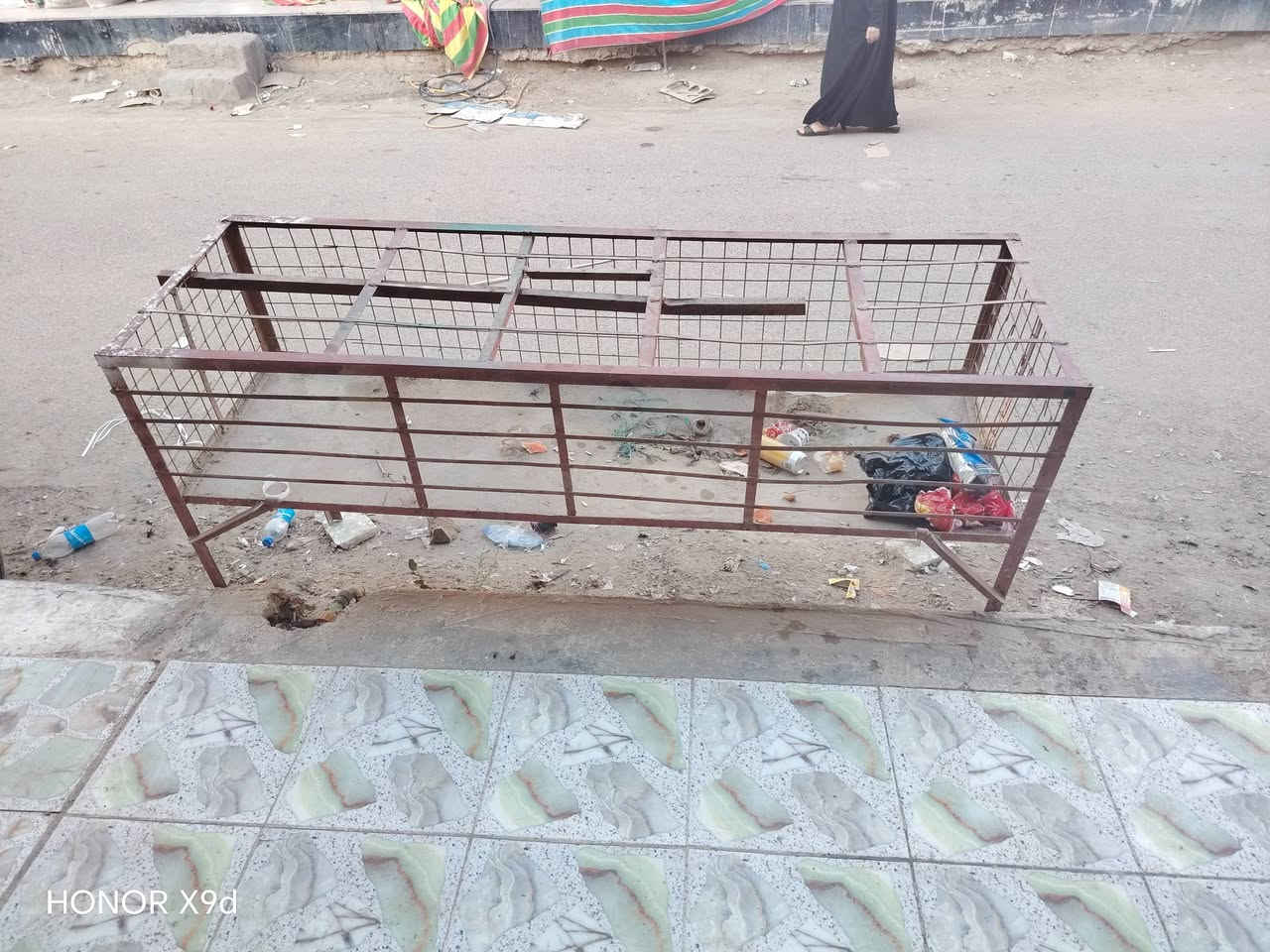 غراض محل للبيع غراض جدد معنه  الكلمه غراض محل كامل المكان طهمازيه ***********

نص مكتوب في الصور:
- HONOR X9d