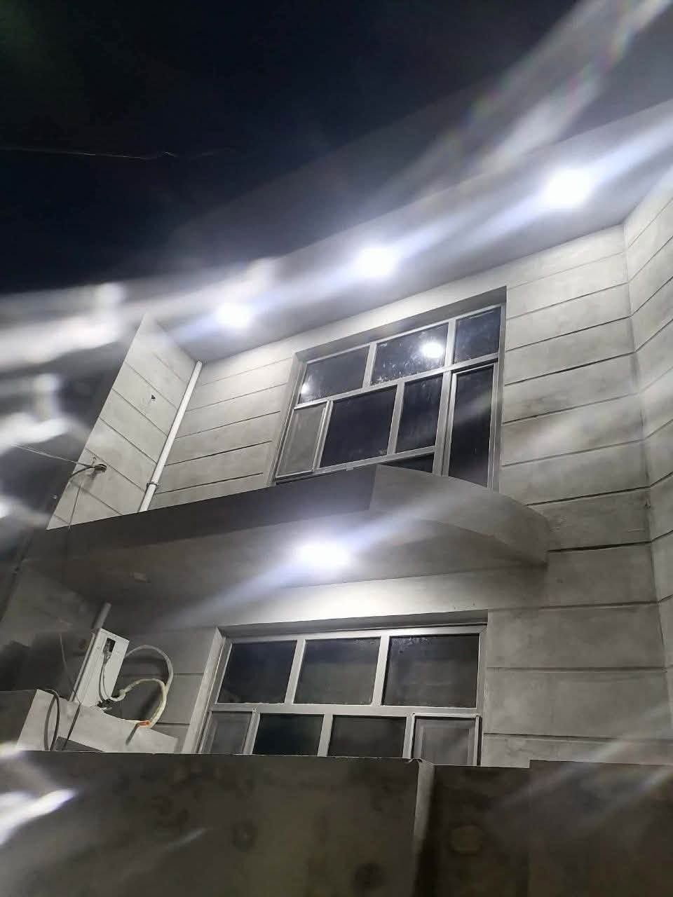 🏡 للبيع – بيت قرب كورنيش الحلة / حي الصحة
📍 الموقع:  – حي الصحة
قريب على الكورنيش، قرب حسينية حيدر جليل الربيعي – جهة باب الحسين

يبعد عن الشارع الرئيسي حوالي 100 متر
📐 المساحة: 200 متر
📄 السند: طابو زراعي 

🏗️ البناء: جديد 2024
🚰 مشمول بالمجاري
📏 الواجهة: 15.5 متر
🔹 تفاصيل البيت:
▫️ الطابق الأرضي:
غرفتان
صالة
هول
مطبخ
مجمع صحيات
صحيات خارجية
▫️ الطابق الثاني:
4 غرف نوم
هول
مجمع صحيات
✨ مميزات إضافية:
أبواب خشب درجة أولى
شبابيك ألمنيوم
تشطيب مرتب وحديث
يرهم مراوس  بالجزائر. البكرلي 
📞 للاستفسار:

*********** 

#الحلة #عقارات_الحلة #بيت_للبيع #كورنيش_الحلة #حي_الصحة #عقار #بيوت_العراق #عقارات_بابل #طابو_زراعي #بيت_حديث #استثمار
