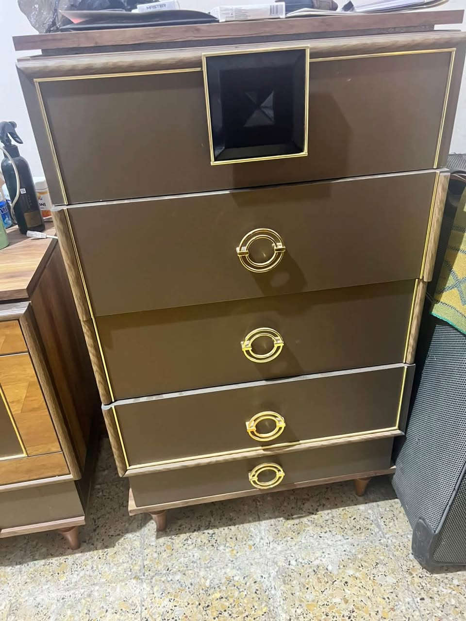 اغراض بيت • استعمال قليل • غرف نوم