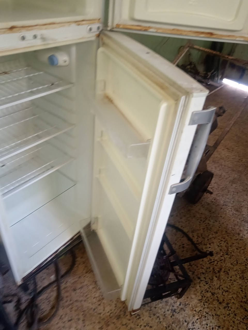 ثلاجه للبيع يحتاج غاز صار بيه ليك
حي التأميم شارع الطحين خلف الحمام
*********** /***********
معاه قاعده
