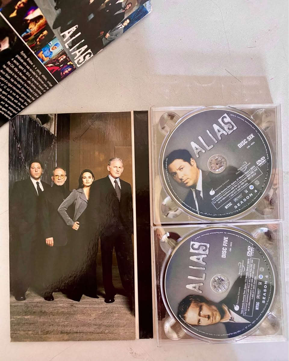 اقراص DVD جديدة مانستخدمه  بالسليفون مكون من مجموعة اقراص سلسلة لمسلسلات اجنبية مشهورة 
للتواصل *********** واتساب 
توصيل 🚚 الطلبات موجود بغداد, العراق
