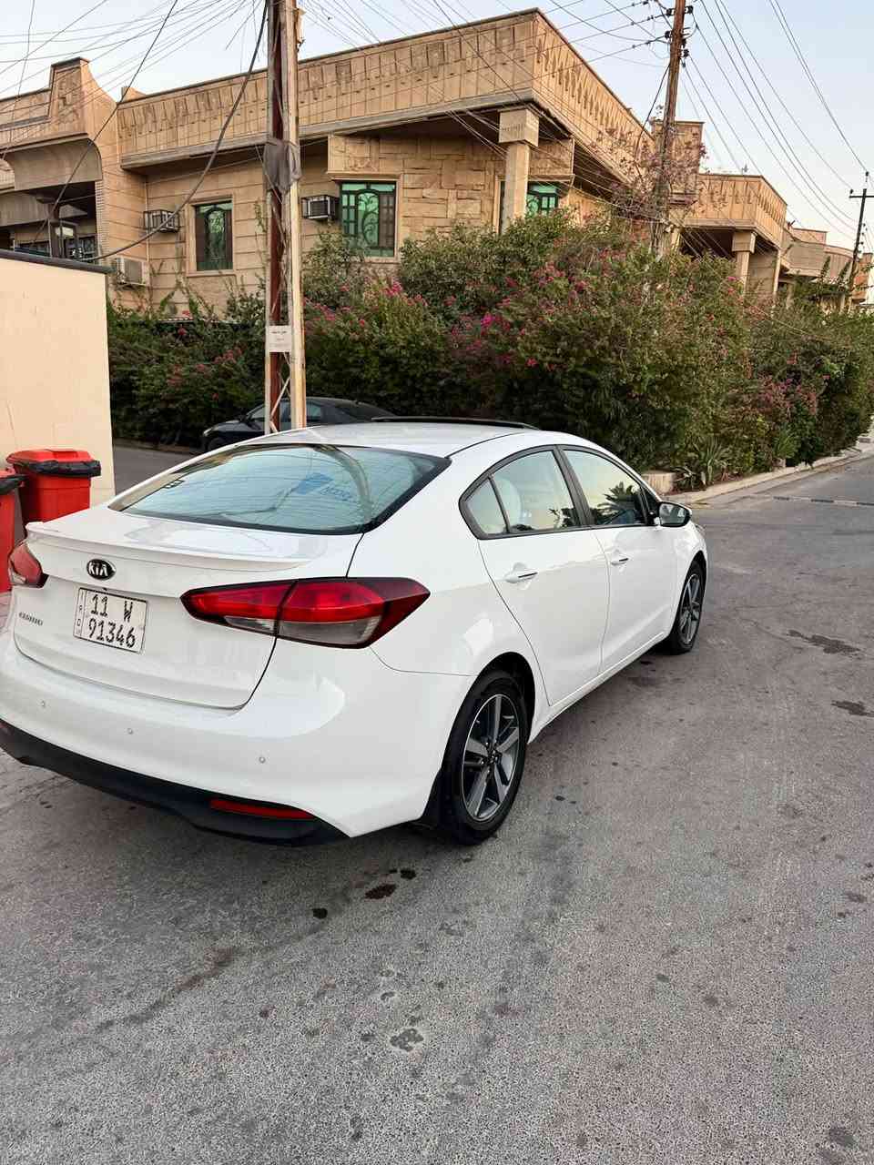 السلام عليكم 
للبيع كيا سيراتو ٢٠١٧  خليجي 
محرك ٢٠٠٠ مبدل كازكيت فقط 
صبغ دعاميه اماميه فقط  والبنيد مفتوحه براغيه
بيها رصعات مصلحه بارد موضحه بالسونار
السياره بدون اي نقص 
ماشيه ٨٤
مواصفات عادي 
فتحة سقف
تحكمات ستيرن
شاشه 
السياره باسمي  رقم بغداد
مكان السياره حي الجهاد 
السعر ١٣٥ وبيها مجال قليل
***********
