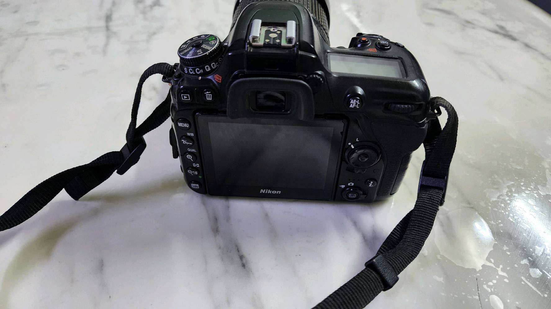 كامرا نيكون d7500 nikon 
مع عدسة 18-140
بطاريات عدد ٢ نيكون اصلي
شاحنة بطاريات.
الكامرة نظيفة جدا.
متوفر توصيل.
سعر الكامرة فقط ٦٠٠ الف.
سعر الكامرة مع العدسة ٧٥٠ الف.