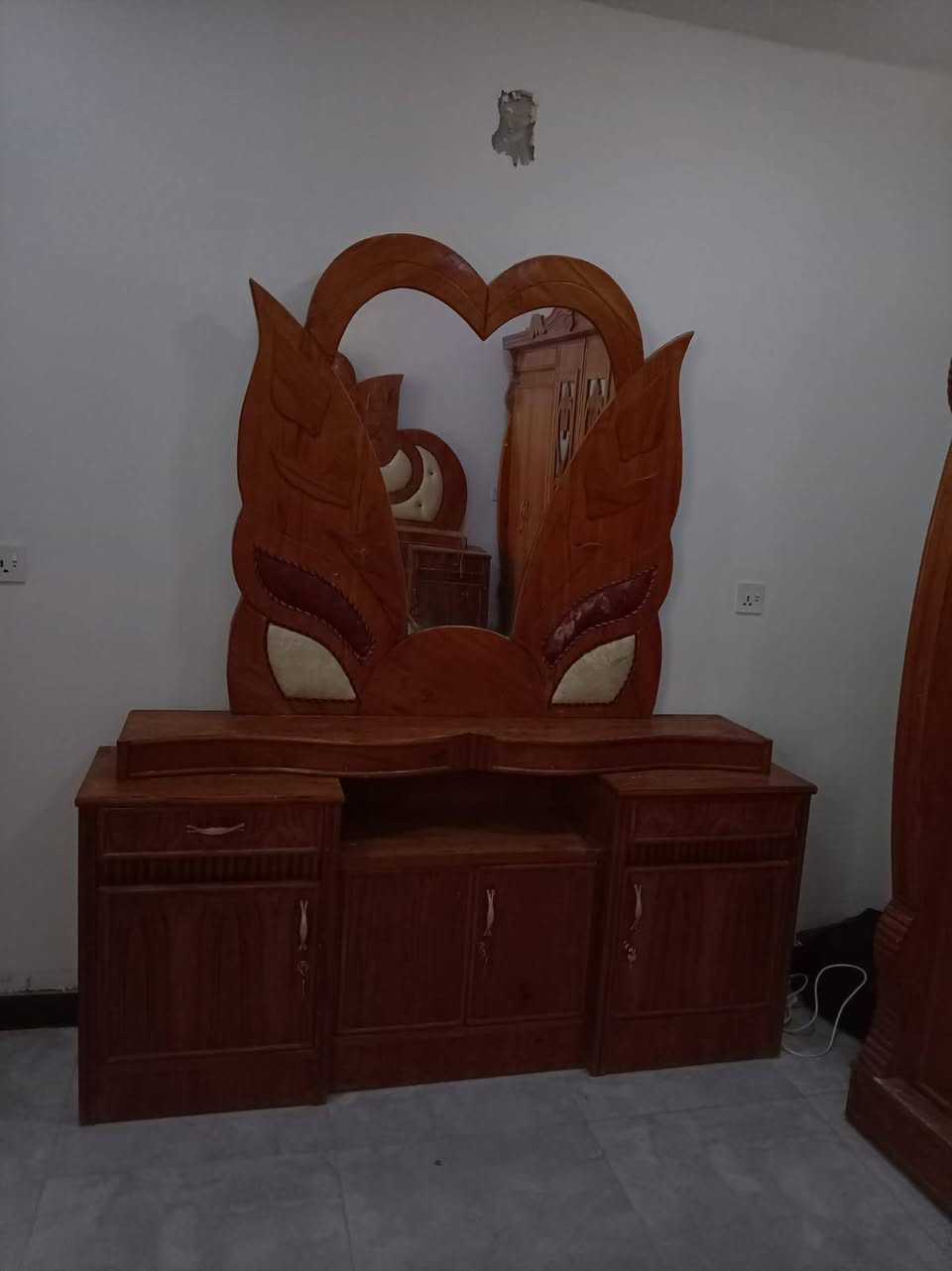السلام عليكم 
عندي غرفه اخشاب صاج نجاره عراقيه مستخدمه قليل مستعجل عليها 700وبيها مجال بغداد رقمي ***********
