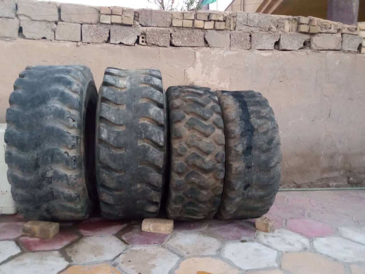سلام عليكم البيع تايرات  80 مع  70 الاتصال  ***********   ***********
