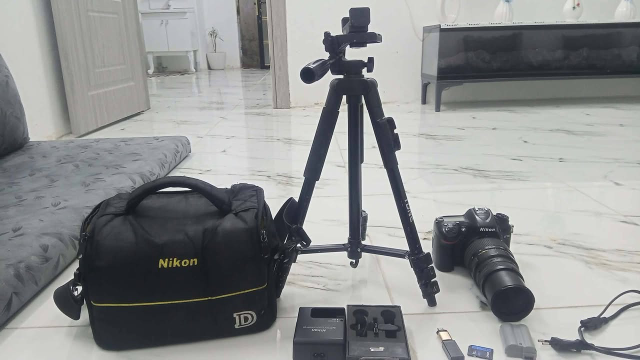 كاميرا نيكون 7100
ملحقات 
جنطه 
شاحنة 
بطاريه 1 
ستاند ثلاثي 
نك مايك 
رام 32 
ناقله مال صوره 
العنوان موصل/توصيل ماعندي 
السعر/450 
الاستفسار خاص او على رقم 
***********
