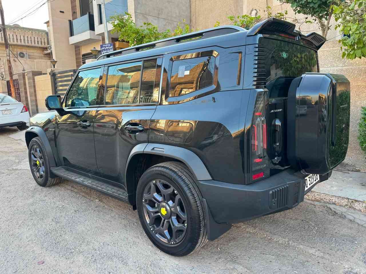 السلام عليكم 

جيتور  T2 لاكجري للبيع موديل 2025

اللون اسود   

 ماشيه 42 الف 

فول مواصفات 

رقم بغداد باسمي عليها اضافات وتضليل وعازل 

ضمان 10سنوات من شركة هارلم

بانوراما 

حساسات امامي خلفي

كامرات 360 

كشنات جلد زيتوني

تبريد قطعتين 

شاشة عرض حجم كبيرة 

ثلاجة 

شغيل عن بعد وبصمة عدد 2  

مصابيح LED كافة السيارة

منفذ تايب سي

اوامر وتحكمات صوتية

مثبت سرعة 

محرك 2000 تيربو اقتصادية بمعنة الكلمة

نظام مراقبة ضغط الاطارات

وباقي المواصفات معروفه 

السيارة كفاله عامه 

السعر :  245 ورقه يعني دفترين وخمسه واربعين 

اتصل ع الرقم او واتساب

المكان : بغداد البنوك 

للاستفسار : *********** 📞
