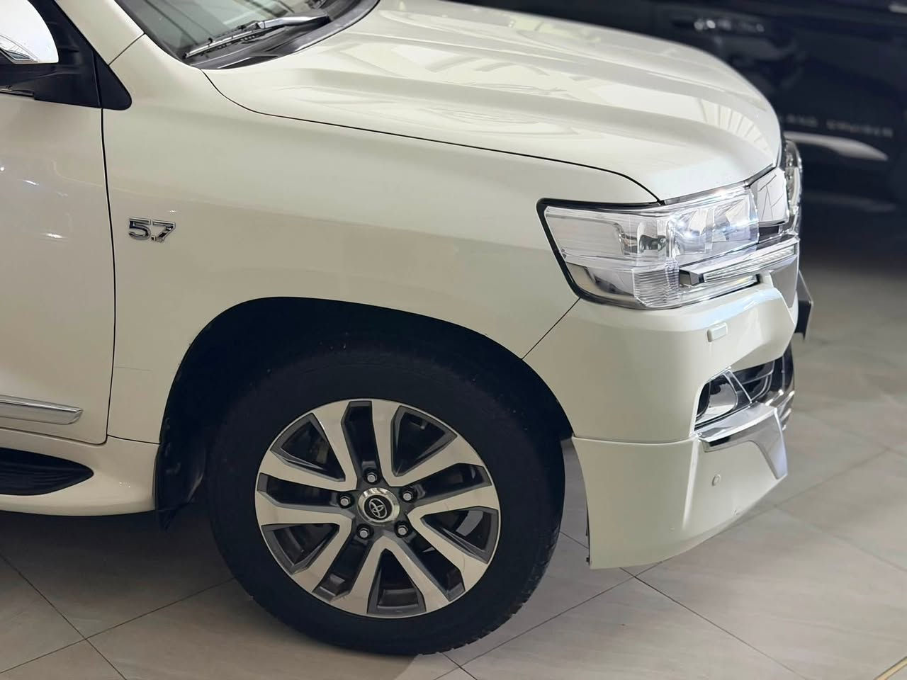 السلام عليكم للبيع لاندكروز 2017 فئة VXS بريم 

محرك 5700 V8 
جكات 
ستيرن كهرباء 
خزن ميموري 
كشنات كهرباء 
جنطةًكهرباء 
كشنات تدفئة تبريد 
دبل جنطة كهرباء 
شاشات 
4 كامرات محيطية 
وهوايه مواصفات بيها 

ملاحظة // السيارة بيها بارد بسيط

مكان السيارة بغداد 

للاتصال // ***********
