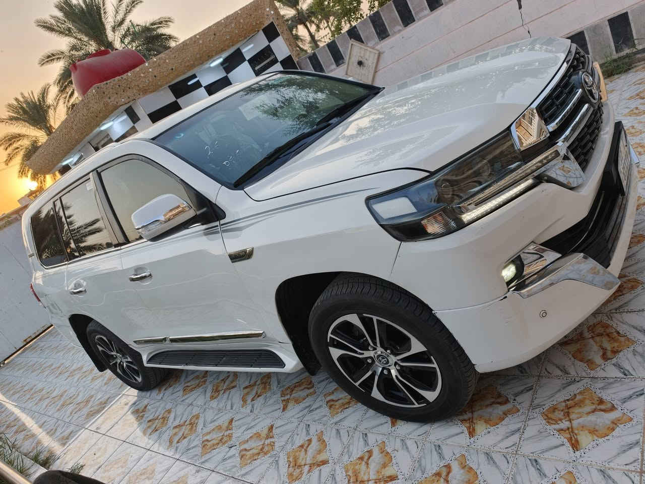 لاندكروزر موديل 2008 محدثه 2021 داخل او خارج فول موصفات  سياره جديده وجاهزه من كل شيء 
حادث جاملغ خلفي او مصبوغه عام صبغ او تحديث درجه اوله رقم بغداد تحويل مكينه كير حداديه تخم تاير تبريد كله جاهز السعر228هاتف***********

