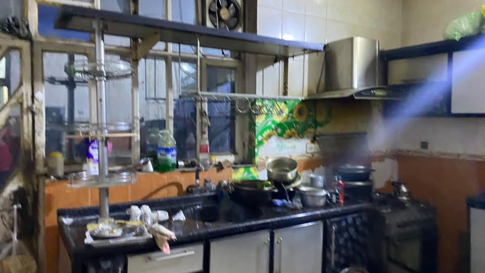 السلام عليكم كاونتر مستخدم
السنك مترين 
و الكاونتر ١٨٠
و التعليك اكثر من مترين 
نظافه ٩٠٪؜ 
مع مفرغه 
مكان بغداد البلديات 
السعر 550 وبي مجال 
***********
