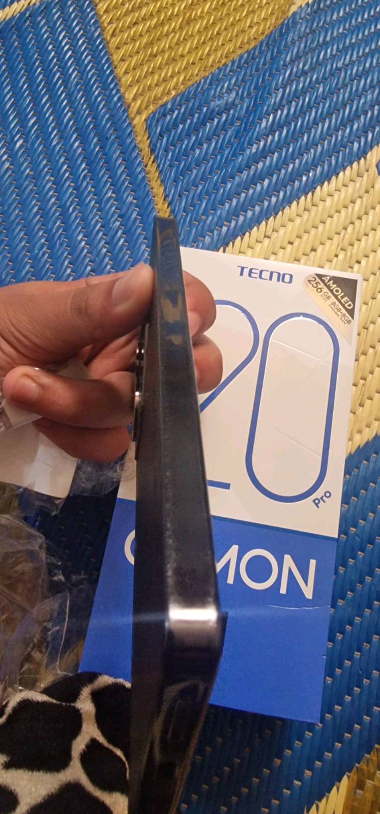 سلام عليكم👋🏻
 تكنو كامون 20 برو g5☠️💀
 الجهاز نضافه 99%✅
مع شريحتين ☎️ +رام🧨
مع كامره 50ميگا بيكسل صور والفيديو 4k📷
 جهاز ما مفتوح مع ملحقات مثل ما موضح بالصور
جهاز يدعم 90 فريم في البوبجي 🎮
مع بطاريه 5000 ملي وشحن سريع 33 ⭐ خلال 35 دقيقه من ( 0 _ 100)🔋
سعره 250 الف قفل عنواني بغداد🇮🇶
للتواصل واتساب فقط ***********📞