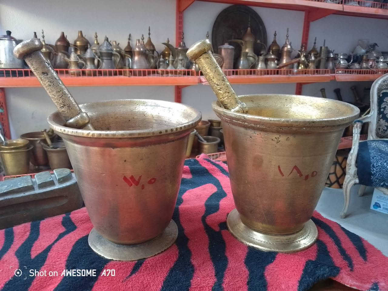 السلام عليكم جميعا اخوان هاونات عدد ٢اثنين 
قياس ١٨ونص وقياس ١٧ونص ابو الحلم العريض سعرهم ١٥٥ الف مع التوصيل

نص مكتوب في الصور:
- Shot on AWESOME A70
- Shot on AWESOME A20