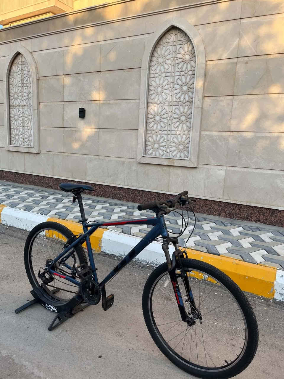 السلام عليكم 
للبيع دراجه من ماركة GT الامريكيه 
حجم الدراجه 27.5 
القياس L لارج
سستم الدراجه من ماركة شيمانو  
معدن الدراجه ألمنيوم 

الدراجه كلها على وضع الحاويه و مملعوب بيها ايشي و كلها قطعه وحده على وضع الشركة 

السعر 265
مكاني بغداد زيونه 
هاتف *********** 
متوفر توصيل لجميع محافظات العراق.
