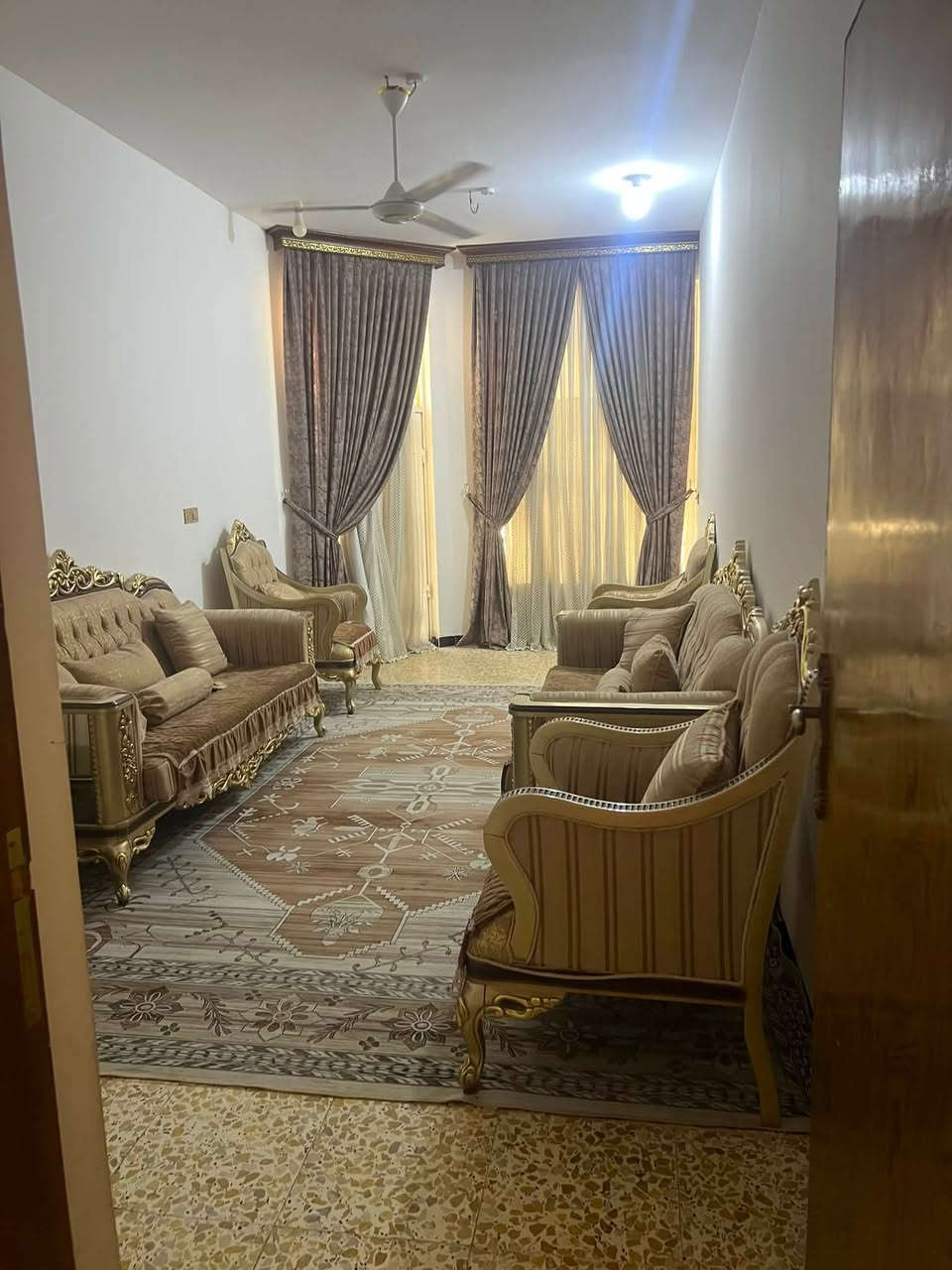 تحية طيبة
دار للبيع مساحة كبيرة اكثر250 متراً طابقين يحتوي على غرف نوم عدد 4وصحيات عدد2 ومطبخ عدد 2وصاله كبيرة عدد 1 وكراج لوقوف السيارة يسع حوالي 3سيارات اظافة الى كل هذا مؤثث اثاث جديد وسنه البناء 2022 لاستفسار الاتصال على الرقم التالي 

***********

***********

معلومة مهمة يوجد لدي سند باسمي وليس قرار محكمة
