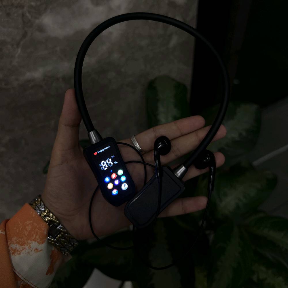 سماعة رقبة لاسلكية Aroima M34 بشاشة LCD – بلوتوث 5.4 مع TF وتغيير صوت

• سماعة رقبة لاسلكية عملية بتصميم مريح مع شاشة LCD عالية الوضوح، مناسبة للاستماع والمكالمات والاستخدام اليومي بميزات متعددة ضمن جهاز واحد.

• تدعم Bluetooth V5.4 لاتصال لاسلكي واضح وسريع.

• مزوّدة بـ شاشة LCD لعرض معلومات التشغيل ونسبة البطارية بشكل ظاهر على الواجهة.

• تدعم تشغيل الموسيقى والمكالمات مع مدة استخدام تصل إلى 20 ساعة للموسيقى و20 ساعة للمكالمات.

• تحتوي على منفذ/دعم TF Card لتشغيل الملفات الصوتية.

• تدعم أوضاع واستخدامات متعددة مثل: Gaming / Live Streaming / EQ / Voice Changer / Ear Monitor / AI.

• تصميم Neckband عملي مع سماعات سلكية متصلة، وأزرار تحكم جانبية للتشغيل ورفع/خفض الصوت والتنقل بين الوظائف.

• العلامة: Aroima
• الموديل: M34
• نوع المنتج: Wireless Neckband / Stereo Earphone
• إصدار البلوتوث: 5.4
• الشاشة: LCD High-Definition Display
• الخامة: ABS
• مدة تشغيل الموسيقى: 20 ساعة
• مدة المكالمات: 20 ساعة
• سعة البطارية المكتوبة: 200
• مدى الاتصال: 10 متر
• جهد الشحن: 5V
• استجابة التردد: 20Hz – 20KHz
• مقاومة السماعة: 32Ω
• حساسية المكالمة: 42dB ± 3dB
• نوع المغناطيس: NdFeB N40
السعر /10الف
للطلب او استفسار عبر خاص او انستا Turab_Store او رقم ‎***********
توجد خدمة توصيل لجميع المحافظات 5,000