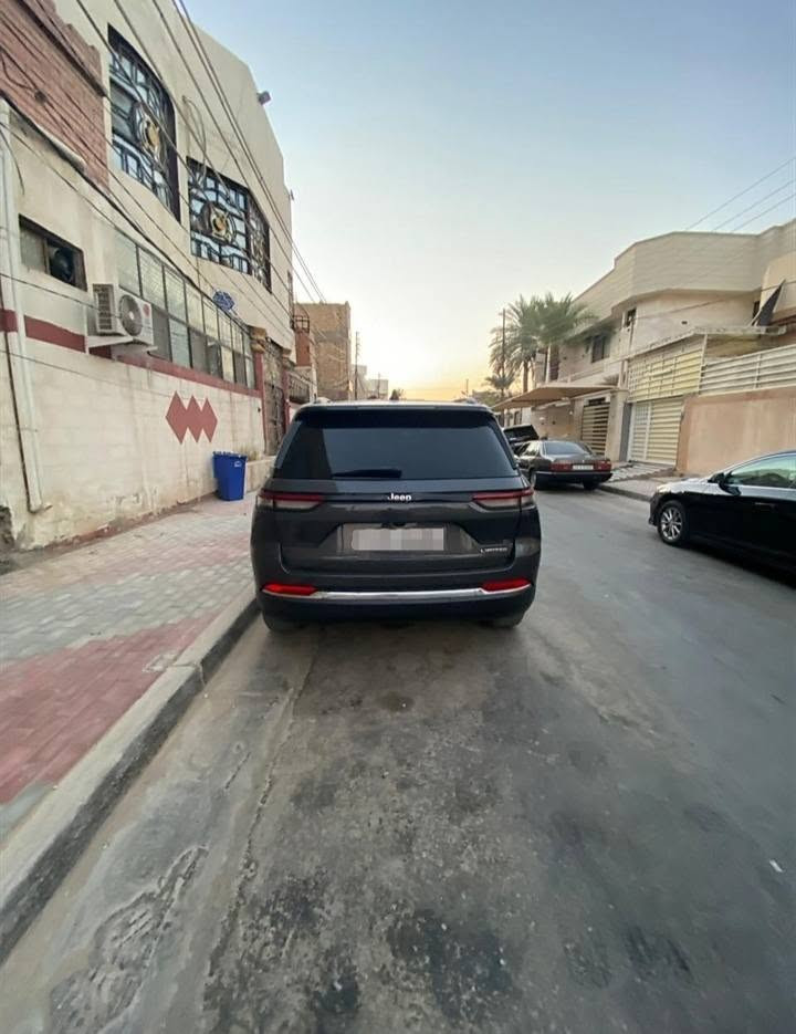 السلام عليكم
 للبيعJEEP Grand Cherokee
الموديل2024
المواصفات
1 limited فول ماعده الفتحه
تدفئه وتبريد بيها
وبل كشنات الاماميه والخلفية والستيرن همين
2 السياره تو ويل
3 ملاحظة اخوان السياره صبغ مابيها فقط خشوم الجاملغ الأيمن والايسر)..
وخشم البنيد الأيمن والايسر فقط)..
4كشنات جلد اسود كهربائية وتحكمات بيها وتدفئه
5جنطه كهربائية تفتح وقفل بلريمونت
6تشغيل عن بعد بيها (حجم المحرك 3600) v6

7 حساسات اماميه وخلفيه
8السبير منازل جديد وعدتها وياها كامله
9صدر امامي خلفي جديد بشكل عام 
10تخم تاير جديد
11شاشه بيها همين
13ممشه السياره 46 mile
 14 السعر 285 وبيها مجال 
15الرقم ***********
متواجد خاص
