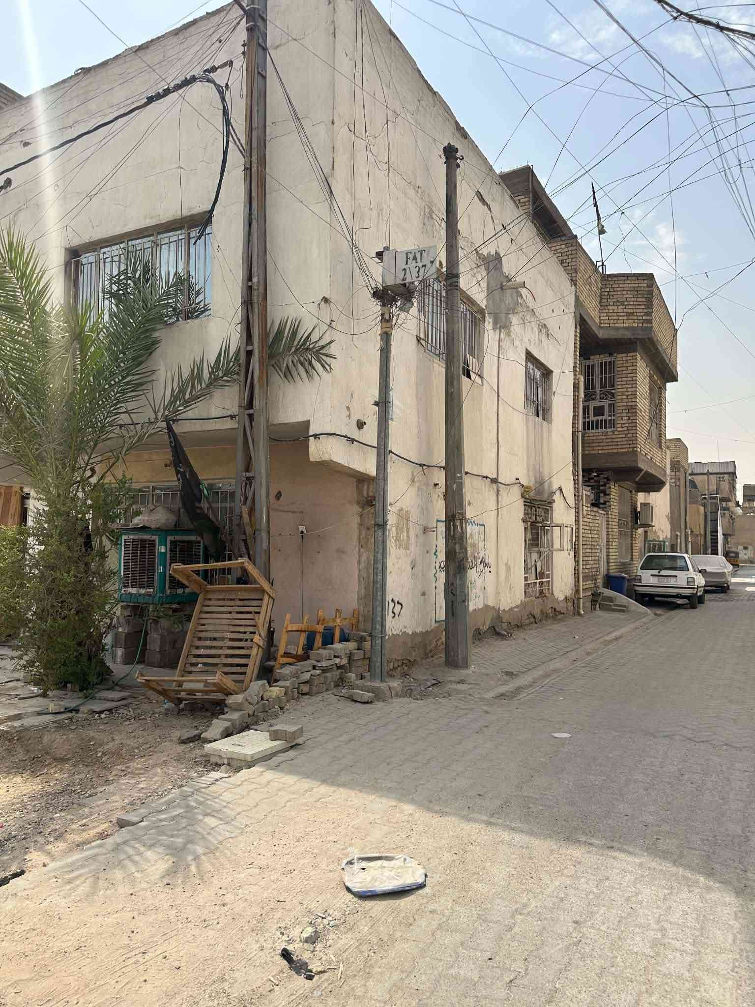 السلام عليكم بيت للبيع في مدينة الصدر قطاع 15 مقابيل قطاع 19 البلوك الاول من شارع الداخل المساحة 80 متر الواجهة 8 م والنزال 10 م البيت ركن   السعر 200 مليون للاستفسار اكثر الاتصال بصاحب الدار على الارقام *********** او ***********
