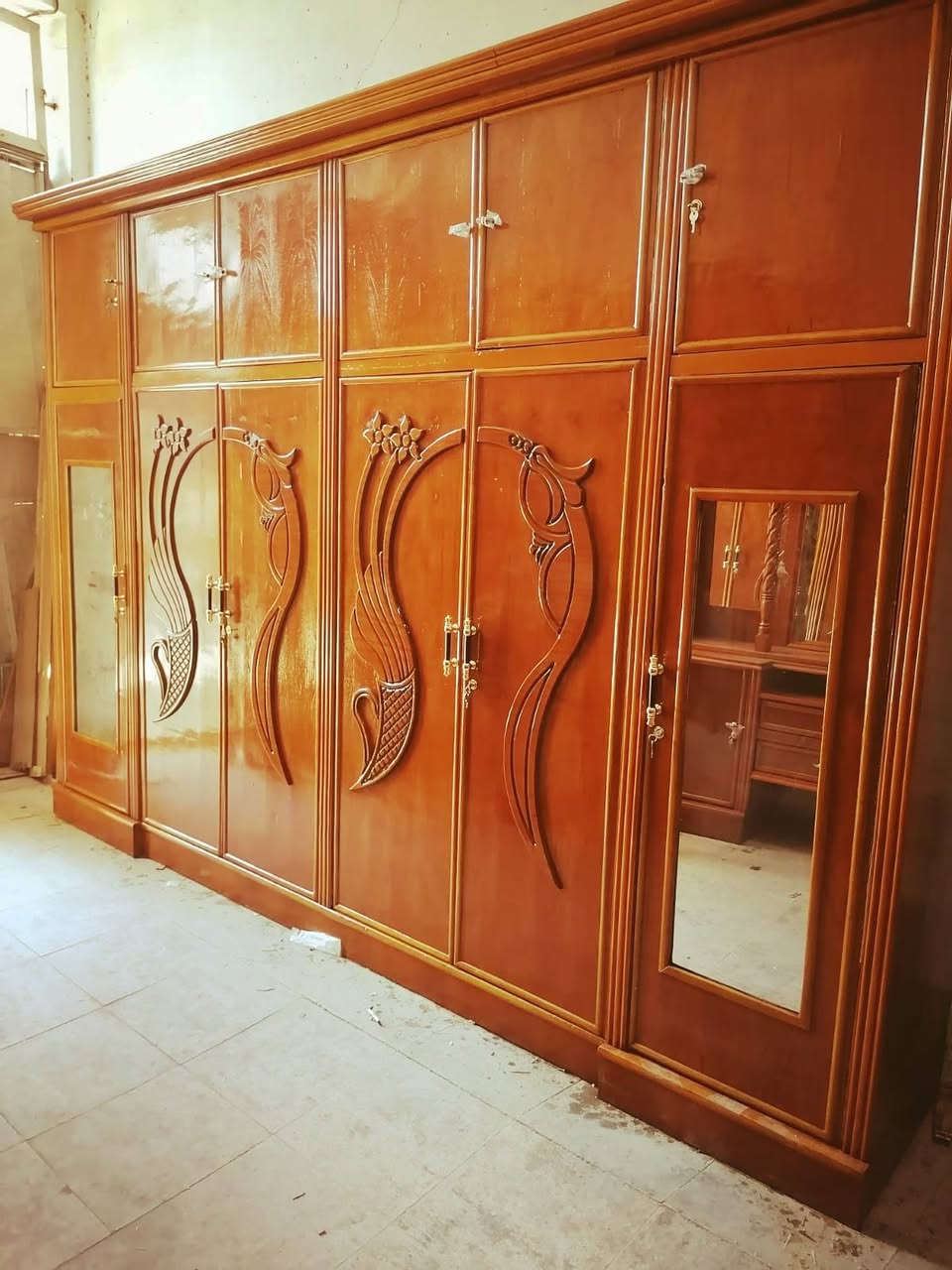 غرفه اخشاب صاج داخل وخارج ام السته طابقين مستخدم نضافه فول ضخمه جدا زاوية كنتوريه ملحق ضخمه دوشمه وترتيب ضهر جرجوبه براغي ملحقات كامله للبيع الدوانيه اتصال ***********
