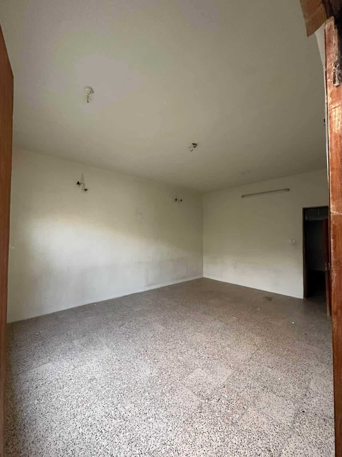 سلام عليكم
بيت 🏠 للبيع في حي البكر موقع مميز خلف مطعم بيت جدي 
بناء قديم مرتب سند طابو الزهور شرط التحويل 
مساحه البيت 🏠 202 متر واجها 9.5 متر 
يحتوي البيت 🏠 ع استقبال وهول وغرفتين نوم 🛌 ومطبخ وصحيات ومناور وكراج سياره وبيتونه 
سعر البيت 🏠 172 مليون وقابل للتفاوض 
للاستفسار الاتصال ع الارقام 
***********
***********
