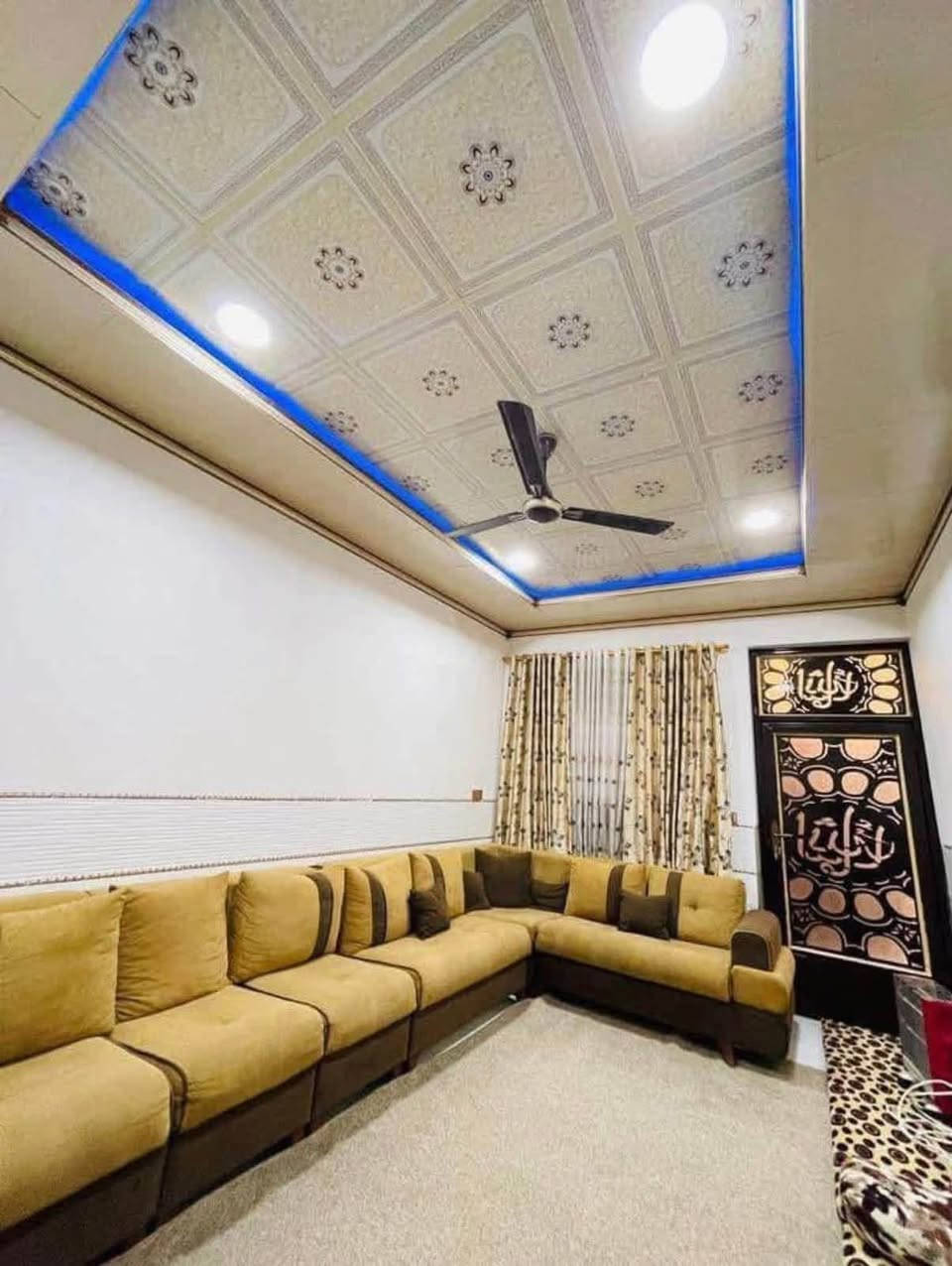 بــسم اللّــه ألرحــمن ألــرحيــم
السعر مذكور  
#دارللــبـيــع  طــابــو صــرف

#مسـاحـة   100   واجهــة  5 ✅  نــزال  20 

#مـوقــع كركوك حي عدن قرب مدرسة المتميزين 

#الــدارمؤجر حالين 450الف الوارد الشهري 

كراج استقبال مطبخ هول غرفة نوم صحيات 
طابق 2 غرفة نوم 2 هول صحيات طابق 3بيتون 

#الســعر 170مليون معا مجال 

🔴 1- التعامل يكون مع صاحب العقار الشرعي حصراً
2- المكتب  وسيط بين الطرفين ولحفظ الأجرأات القانونية والتأكد من صحة العقار قبل تسليم اي مبلغ بأشراف قانوني

***********
