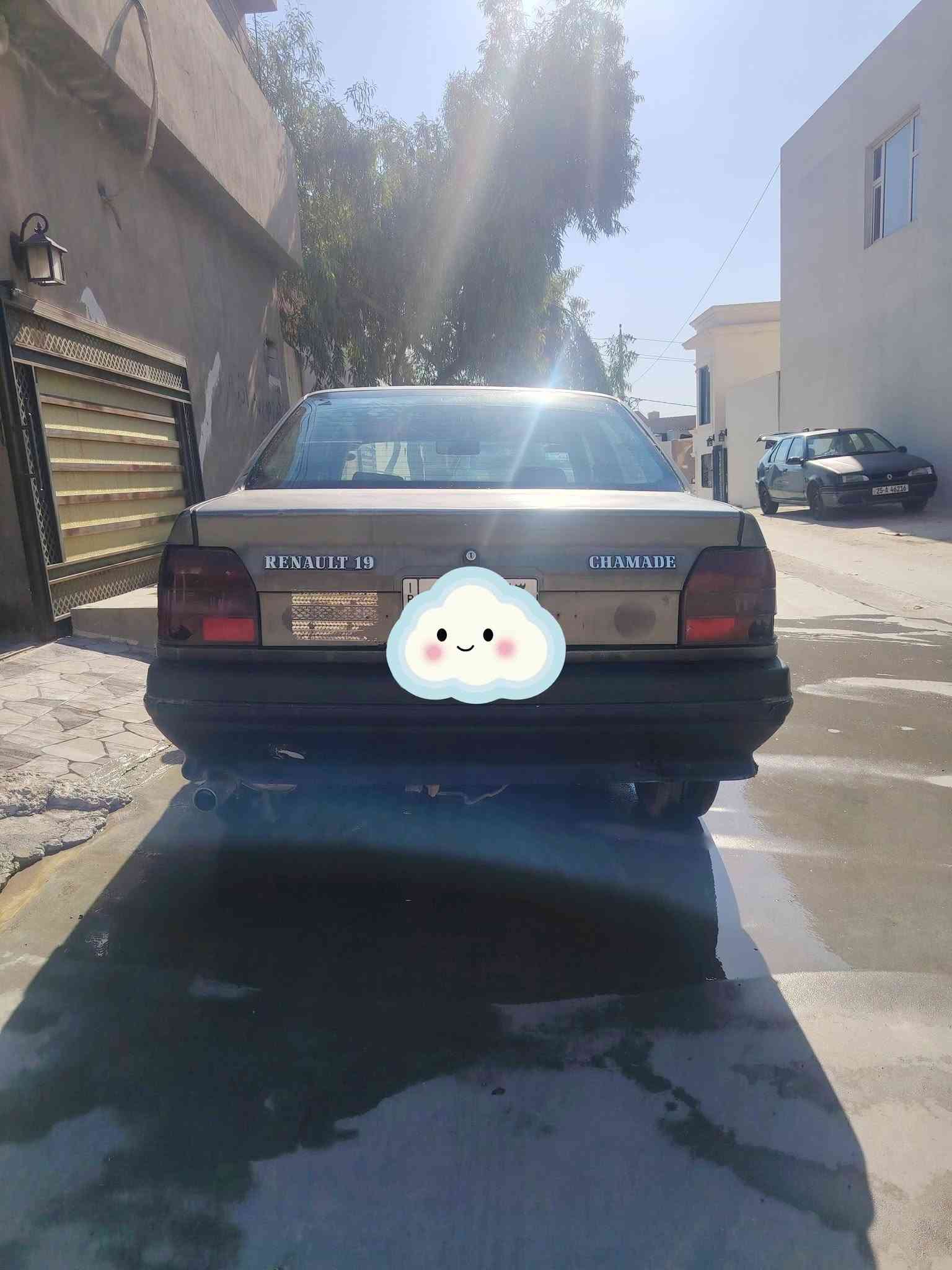 سيارة رينو ٩٢ كير ومحرك شرط. وين ما يعجبك  روح بي. بس راعيها ما اندل رقم كركوك وما بي دفتر بنزين
. وسنوية عاج 
السعر  ١٠ورقة ومجال للاتصال ***********
