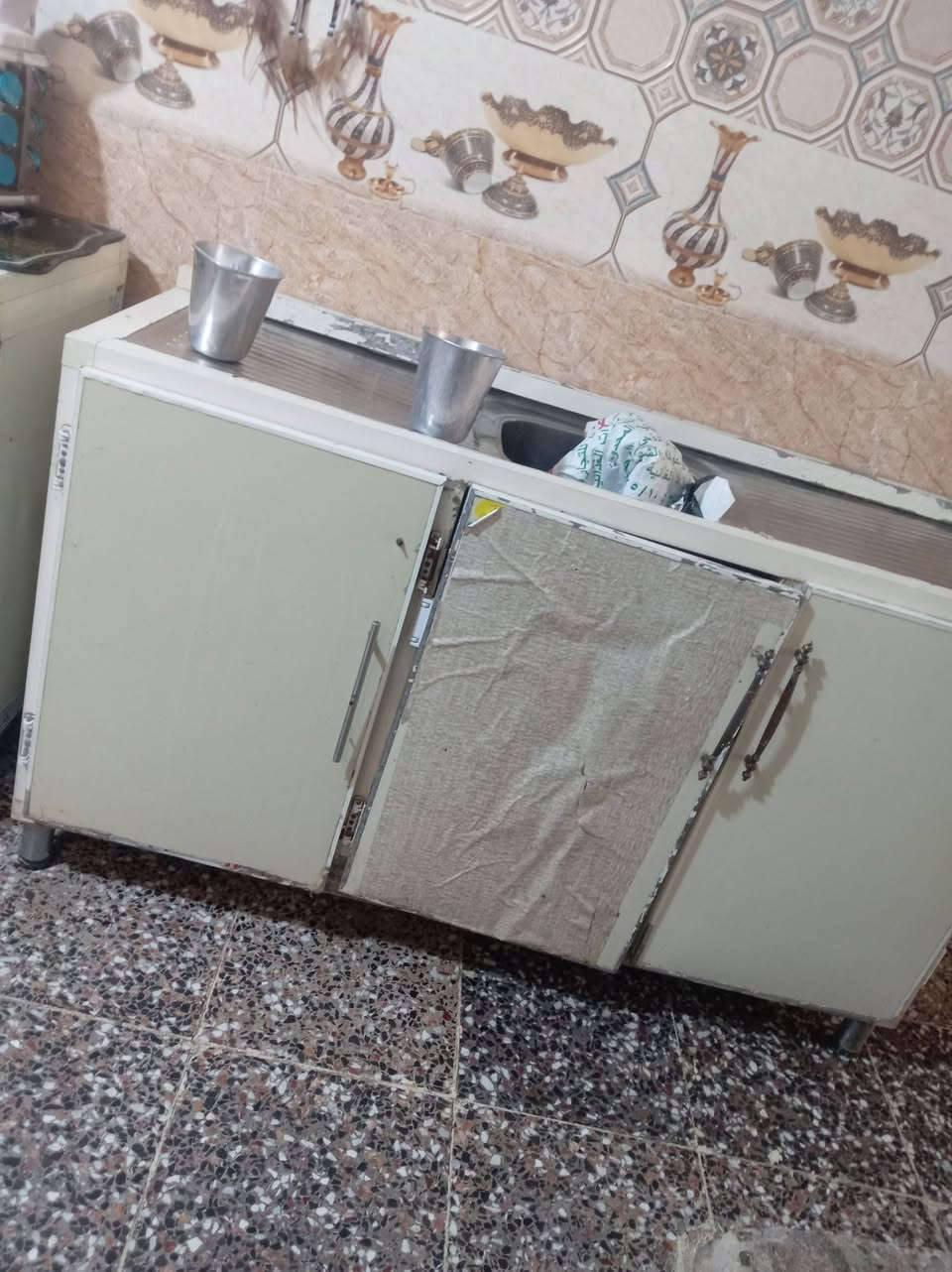 سنك متر ونص طراز تركي ابيض بي ضرر بسيط ٦٠ وبي مجال الخطيب زراعي شارع خوله ***********
