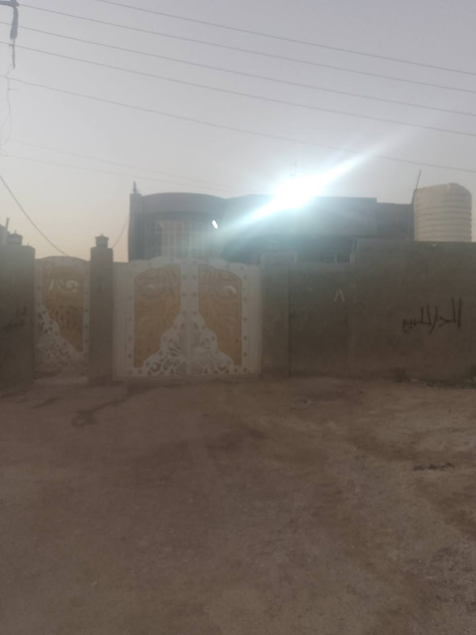 السلام عليكم عندي بيت لبيع بي مضيف 13متر وصاله ومطبخ وغرف 2 واستغبال داخل البيت الاستفسار اكثر اتصل على رقم *********** العنوان الدوانم وره معمل غاز
