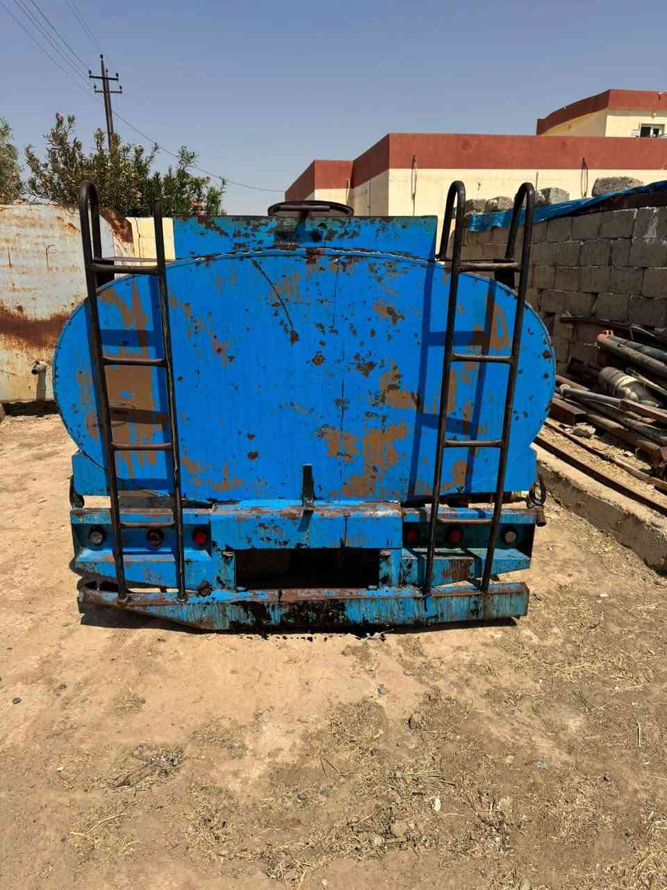 السلام عليكم
تانكي بلادي مع كامل ملحقاته
يحتوي على سعه (9500)لتر 
مبخر كامل وجاهز للاستعمال 

السعر مليون ونص (1.500.000)وبيه مجال

للتواصل الاتصال على الرقم
 ‏‪***********‬‏
