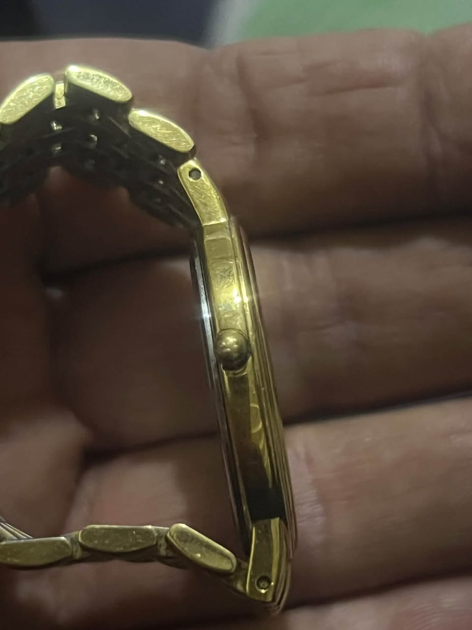 ساعه سويسري اتيرناكوارتز  طلاء ذهب بالكامل نظافة تامة مع بوكس وكتلوك القطر 34ملم السعر 250$ للتواصل الاتصال على الرقم ***********يوجد توصيل كافة المحافظات
