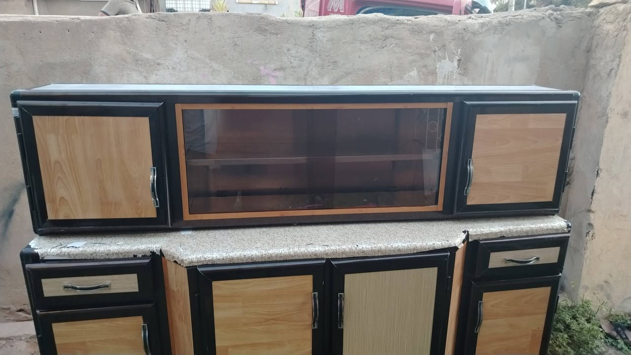 سلام عليكم كونتر للبيع 2مترين قطعتين نضيف سعر 150وبي مجال مكان كركوك حي الواسطي رقم *********** بي وتساب
