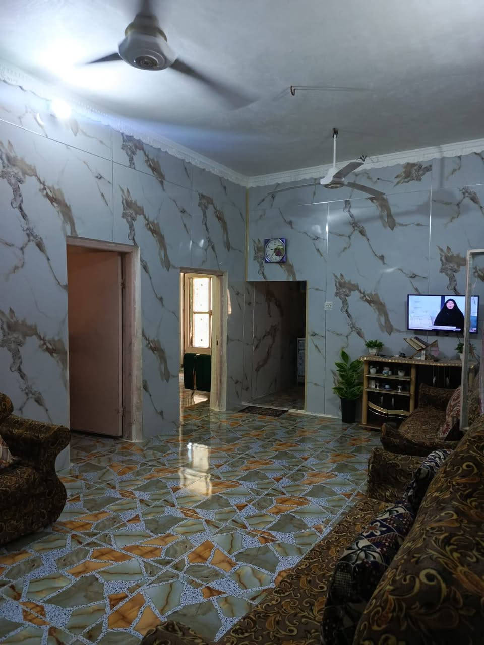 مشتمل للبيع طابقين الطابق الاول كامل جاهز للسكن والطابق الثاني هيكل مصبوب يحتاج لبخ+ ابواب 
المساحة 125م
 الطابق الاول استقبال + صالة +مطبخ +غرفة نوم +صحيات  نفسه في الطابق الثاني 
العنوان : المحاويل/حي الاسرى/الافراز في المقدمة
طابو صرف سعر البيع ٦٢ وبي مجال لشراي 
للأتصال على الرقم : ***********
