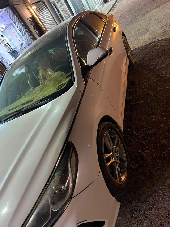 سوناتا 2018 خليجي بيها 3 قطع
بنيد وجاملغ وباب 
مضيوف الها خط غاز 
بيها بارد بالجاملغ الخلفي 
وبيها دحجه بالباب ورا السايق 
تبريد مكينه كير كهربائيات  كله مضبوط 
سعرها 125 وبيها مجال 
*********** واتساب
