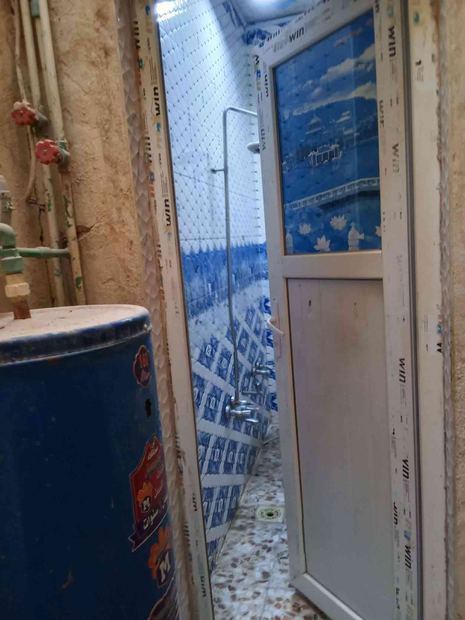 بيت ايجار 50 متر حي نداء قرب مدرسه الفرقان ايجاره 250
بي 3 غرف صالتين مطبخ وصحيات بي سخان وماطور وتانكي***********
