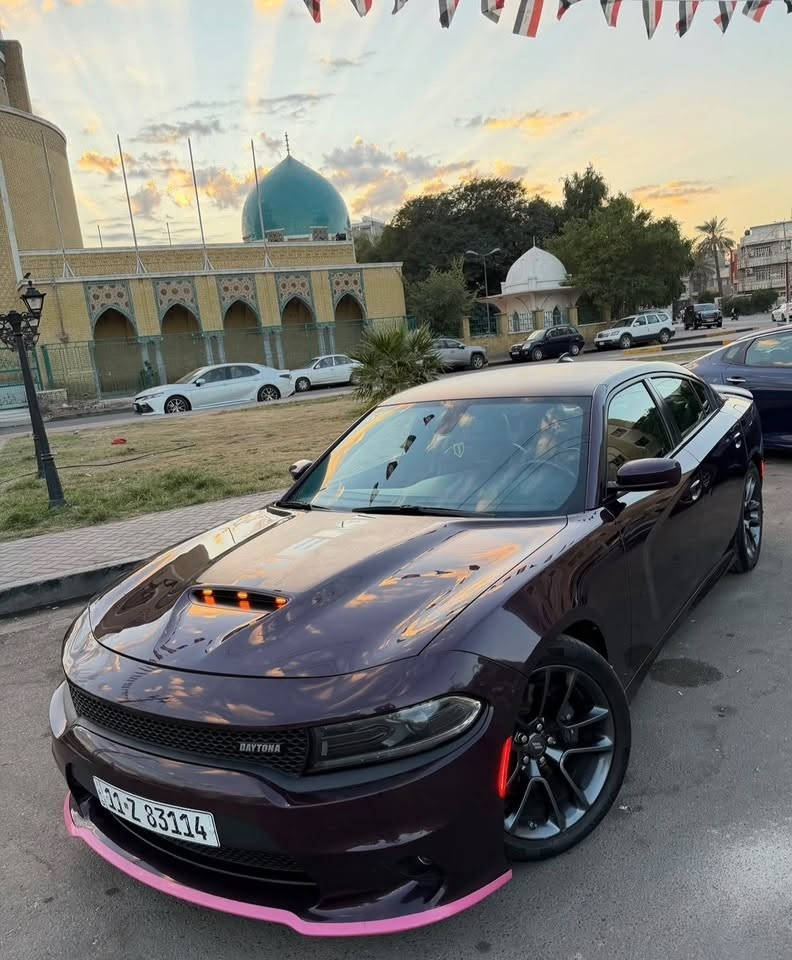 السلام عليكم
ديتونا اصل ٢٠٢٢ 
لون مميز بنفسجي 
فول موصفات عدا الفتحة

*كشنات جلد وكنتارا
* سستم صوت الباين
* شوته موبر زركة مفتوحة بلادي
* السيارة طبت للعراق ماشية ٩ الاف مايل حاليا ٢٧ الف 
* تراي السيارة مخيف من ناحية السرعه والنعومة
* تبريد بلادي
* امكانية التحكم بوضعيات المقود كهربائي.
* ويل قياس 20 أنج
* مقاعد رياضية كنتاره ختم دايتونا
* ذاكرة لحفظ وضعيات الجلوس (ميموري) .
* المقاعد الأمامية تبريد وتدفئة
* المقاعد الخلفية تدفئة
* شاشة كبيرة قياس 8.4 أنج اويشنات SRT كاملة
* تدفئة ستيرن .
* تشغيل عن بعد
* داخل لون مميز رصاصي مشطب يجي بالديتونا
* كير شفتر بالستيرن .
* تحكم ستيرن كهرباء
حادث السيارة : الجاملغ الامامي الايمن فقط بدون ايرباك وطلع بيه حادث مسبق جاملغ خلفي ايسر والباب والتكمة اليم الجاملغ مرشوشات كلير ملاون من امريكا (مابيهن ضرر)

***********
