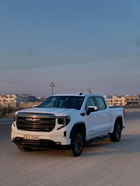 جمس سييرا 2023 V8 5.3L ماشيه 108الف كم لون ابيض مقاعد قماش عدد المقاعد...