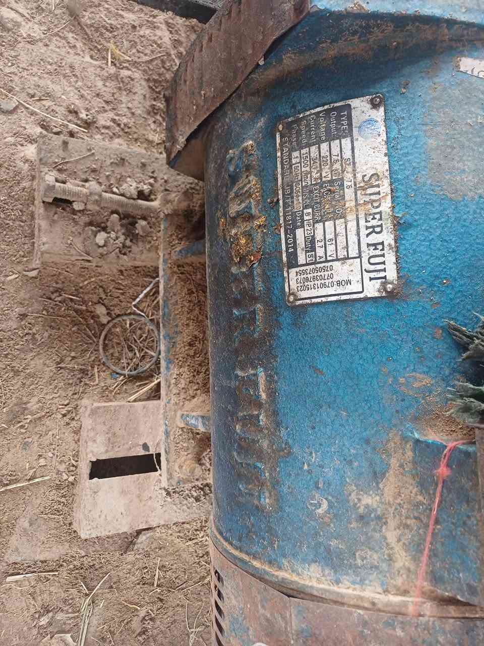 مولد لستر للبيع راس توليد ٧.٥ كيفي ٣٠ امبير مولد جاهز وشغال اي خلل مابي وعالفحص مكانه ديوانيه 
***********
