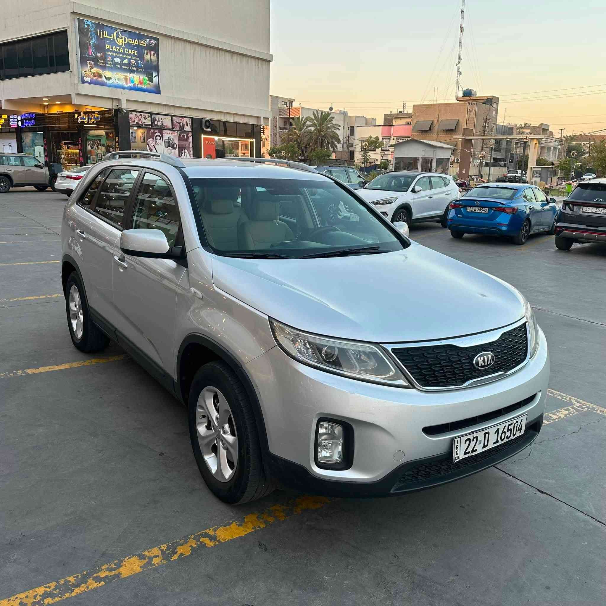 KIA SORENTO(وارد خليجي)
سنة الصنع :-2014
عداد المسافة :-247000 كم
حجم المحرك :- 2400 دوش
لوحات التسجيل اربيل
7 راكب 3 قطع تبريد بلادي 
السيارة مكفولة من الحادث والصبغ فقط مكانين بارد بسيط
السعر :-14750$ قابل للتفاوض
العنوان :- بغداد جانب الكرخ
للتواصل :-***********
