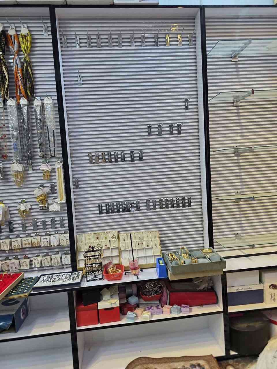 🔥لبيع لبيع لبيع مستعجل
باترينه العدد 4قطع 

القياس العرض 1واحد ولارتفاع 2مترين والنزال 30سانتيم 

سعر الباترينه الوحده 200الف وبيه مجال ام اذا كلهن اربعتهن غير سعر   ***********
