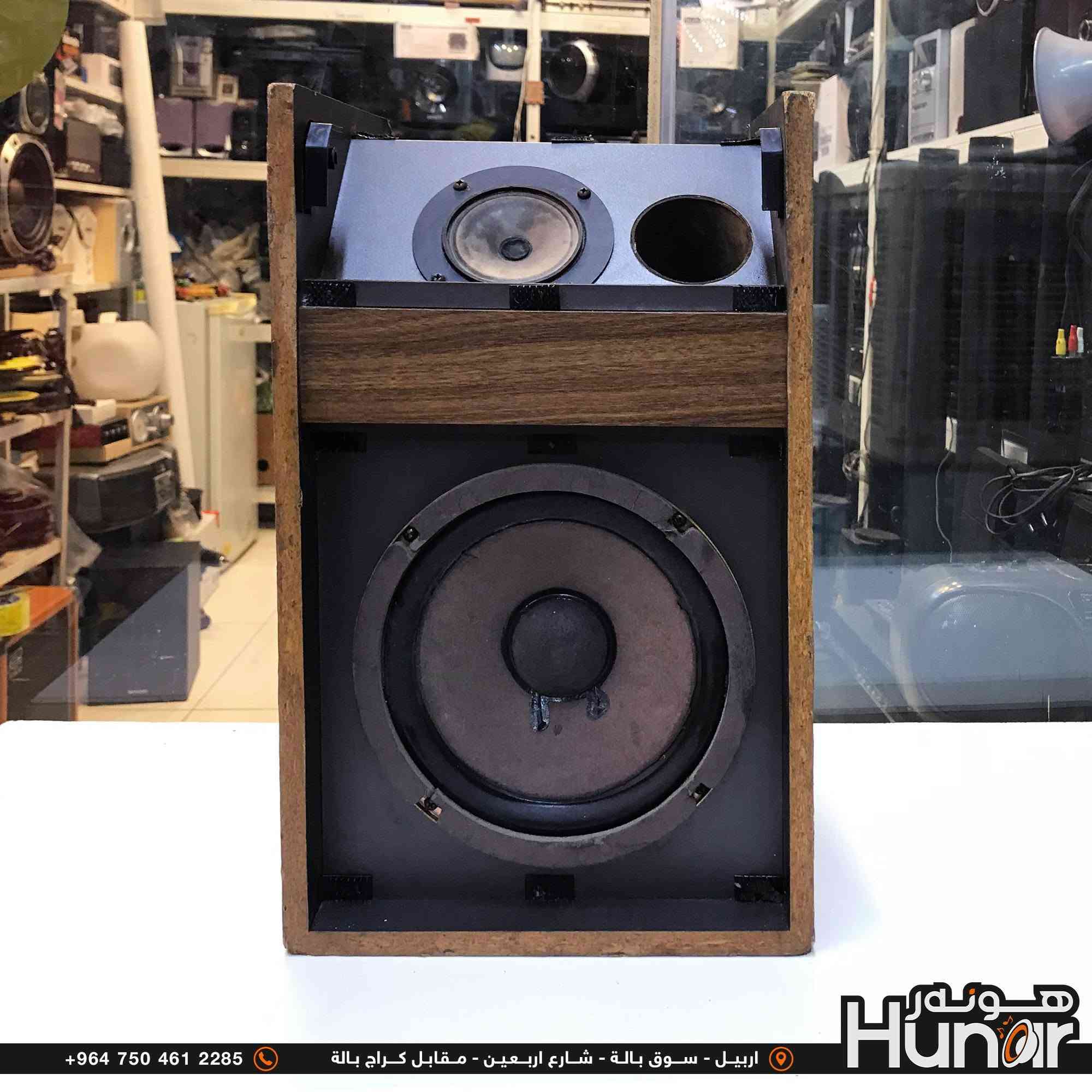 BOSE SPEAKER SYSTEM
تك السماعة من شركة بوز..القدرة والواطية (Wattage):

​سماعات Bose 301 الكلاسيكية (الجيل الأول) صُممت لتعمل مع مضخمات صوت (Amps/Receivers) بقدرة تتراوح عادةً بين 10 إلى 75 واط للكل قناة (RMS) عند مقاومة 8 أوم. 

إليك التفاصيل الكاملة لهذه السماعة بناءً على الملصق الموضح في الصورة الأخيرة والصورة السابقة:

​العلامة التجارية: Bose (بوز)

​الموديل: Bose 301 Series I (Direct/Reflecting Speaker)

​سنة الإنتاج/الحقوق: 1975, 1977

​بلد الصنع: الولايات المتحدة الأمريكية (MADE IN U.S.A)

​المقاومة (Impedance): 8 أوم (8 OHMS)

​الرقم التسلسلي (SER. NO.): 1049547

​الجهة: السماعة اليمنى (PART 2 - RIGHT)

​المادة الخارجية: فينيل بنقشة خشب الجوز 
هذه هي تفاصيل الحجم والأبعاد الموضحة في الصورة للسماعة: Walnut Grained Vinyl Venee

​الارتفاع: 43 سم

​العرض: 26 سم

​العمق: 23 سم

​تتميز هذه السماعة بالتصميم الكلاسيكي الخشبي وتضم محركين (مكبر للصوت في الأسفل مع سماعة ترددات عالية/متوسطة موجهة بزاوية في الأعلى).  

( کوردی • عربي )

🟢توصيل موجود الي جميع المحافضات
🟡گەياندن هەیە بۆ هەموو شوێنێک

🟠مــعـرض هــونـەر
🔸للـصوتــیات(امبلیفایر• سماعة• رادیو• انتیك• مایكروفون)
🔸عــنـوان• اربیل سوق بالة • شارع اربعین
🔸مـوبایـل• ***********
                   ***********

🔵پـێـشانـگای هــونـەر
🔹بۆ ئامێری دەنگی و کارەبایی(ئیمپلیفایر• سەماعە• ڕادیۆ• مایکرۆفۆن)
🔹ناونیـشان• هەولیر • بازاری لەنگەی ٤۰م
🔹مـــۆبـایـل• 
***********
***********

•••••••••••••••••••••••••••••••••••••••••••••••••••
#iraq #kurdistan #duhok #zaxo #hawler #karbala #slemani #erbil #baghdad #kurd #kurdish #akre  #karkuk #kuwait #najaf
#amplifier #audio #subwoofer #sound #music #audiophile #bass #stereo #amplifiers #speaker #soundsystem #speakers
#اربيل #العراق #بغداد

نص مكتوب في الصور:
- 43cm 23cm 26cm +964 750 461 2285 اربيل - سوق بالة - شارع اربعين - مقابل كراج بالة Hunar
- +964 750 461 2285 اربيل - سوق بالة - شارع اربعين - مقابل كراج بالة هو نار Hunar
- +964 750 461 2285 اربيل - سوق بالة - شارع اربعين - مقابل كراج بالة Hunor
- +964 750 461 2285 اربيل - سوق بالة - شارع اربعين - مقابل كراج بالة Húnot
- +964 750 461 2285 اربيل - سوق بالة - شارع اربعين - مقابل كراج بالة Hunar هونه ر
- +964 750 461 2285 اربيل - سوق بالة - شارع اربعين - مقابل كراج بالة هوينر Hunar
- هونر Hunar +964 750 461 2285 اربيل - سوق بالة - شارع اربعين - مقابل كراج بالة