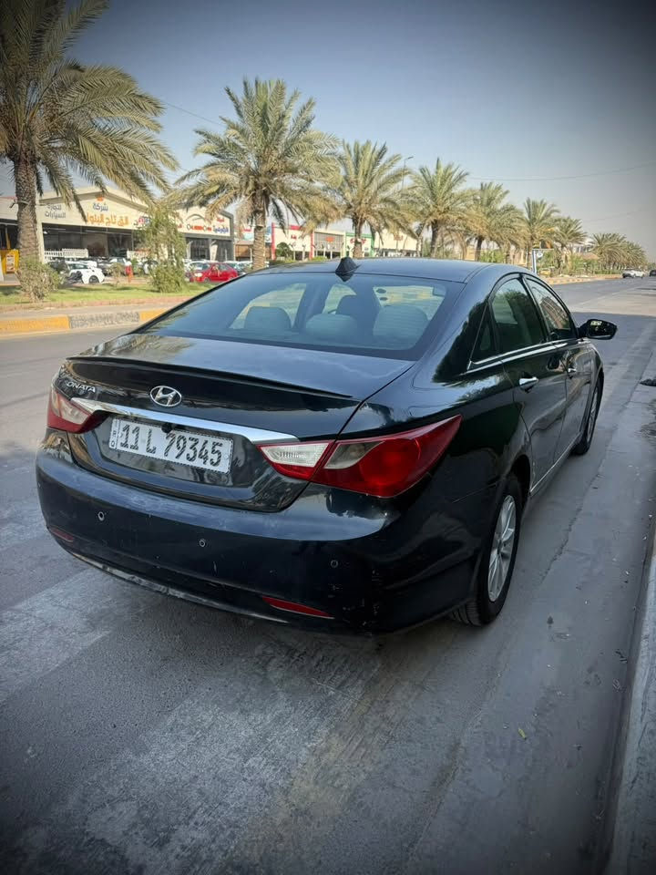 هونداي سوناتا وارد امريكي2011 محرك2400 بيهاصبغ بنيد وباب السايق  ويوجد جراد بسيط السعر79$  مكاني بغداد.     ‭. ***********  /***********
