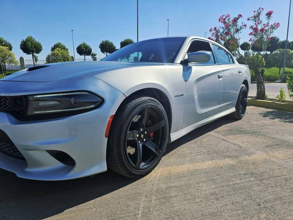 Dodge charger R/T HEMI 
- 28 Haraz mile roshtuwa.
- Kushn jld.
- mkabaray Alpine.
- Super track pack.
- launch control.
- breake krawa ba Brembo.
-ger swkan.
- dargay dway sakn boyaxaw chamalaxy dway sakn sardy pewaya.
- nrx: 225 w majal
- raqam: ***********

-دوج جارجر هيمي ٢٠٢١
- ماشي ٢٨ الف ميل.
-كشنات جلد.
- مكةبرات ALPINE .
-سوبر تراك باك.
- نضام ضد انزلاق.
- فتج و فلةنجات برمبو أصلي.
-ضرر بس الباب خلفي سكن سبغ و جاملغ خلفي سكن بيها تعديل بارد.
- سعر: ٢٢٥ و بيها مجال.
- رقم: *********** السليمانية, العراق
