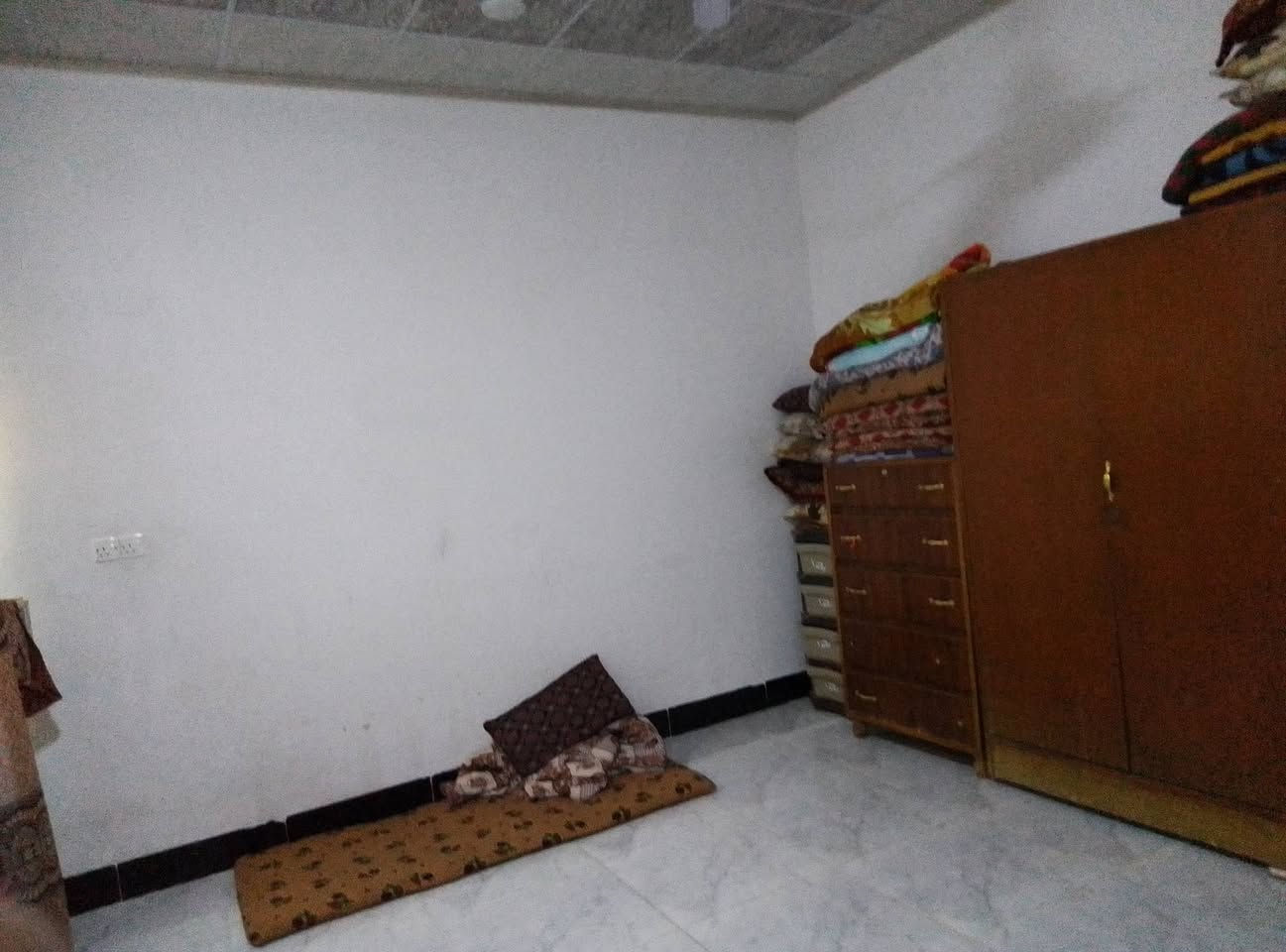 دار سكني كارت مساحه 100متر باص يحتوي على غرفتين نوم وستقبال وبطبخ وصحيات وبيتونه كبيره واكراج خدمات ماء كهرباء تبليط العنوان حي السماح الأولى خلف جامع طه السعر 58وبي مجال 
***********
***********
