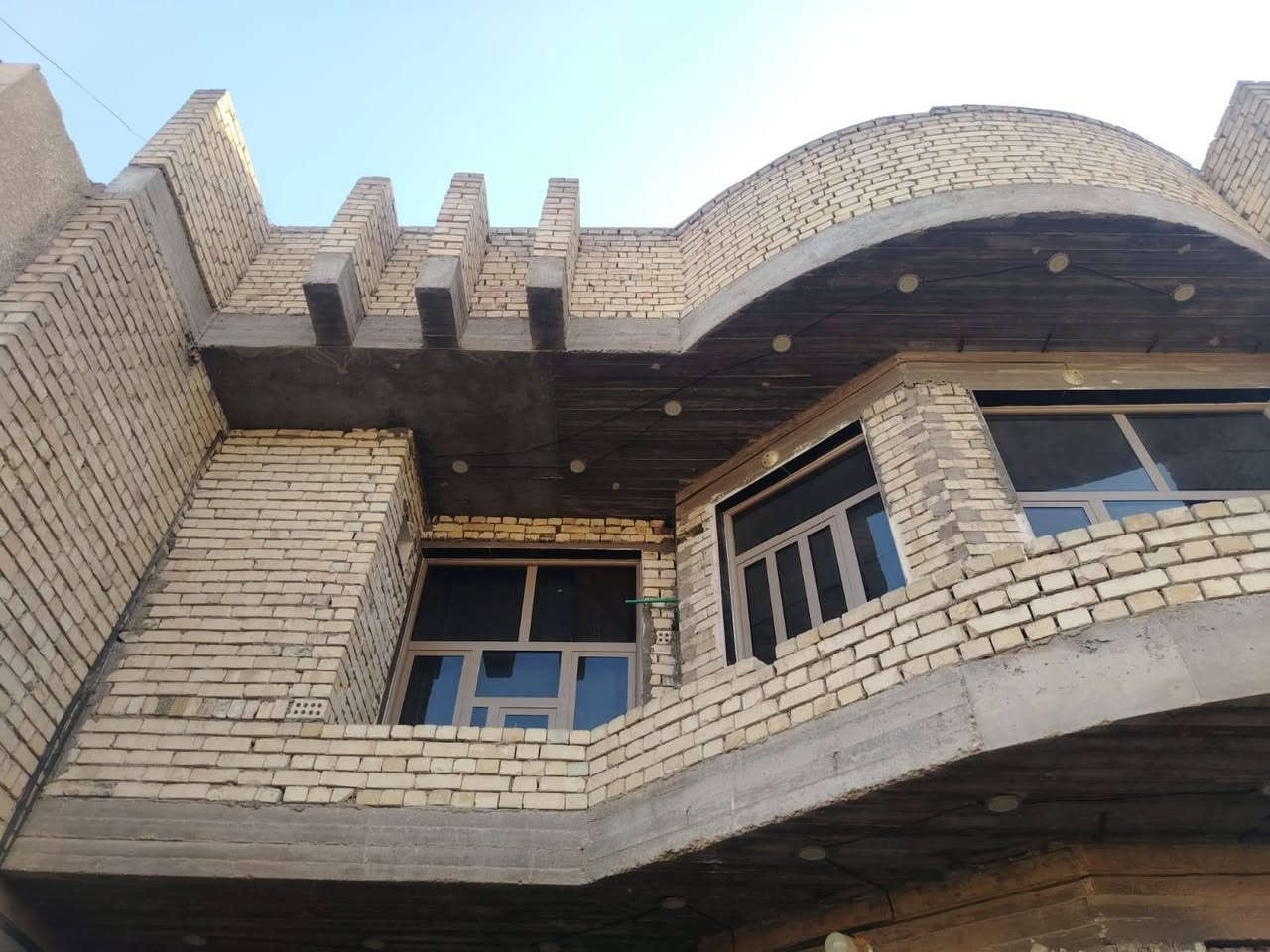 🏡 بيت للبيع – بناء حديث

📍 الموقع: بغداد – الأورفلي، قرب شركة الأنوار، فرع أسواق الموسوي.

🔹 المساحة: 200 متر (25 × 8)
🔹 البناء: حديث، طابقان

مواصفات البيت:

- 6 غرف نوم
- صالة كبيرة
- غرفة استقبال واسعة
- مطبخ حار
- مطبخ بارد
- تصميم عصري وتشطيب ممتاز
- مناسب للعوائل الكبيرة

للاستفسار ومعرفة السعر أو تحديد موعد للمعاينة، يرجى التواصل على الرقم: ***********
