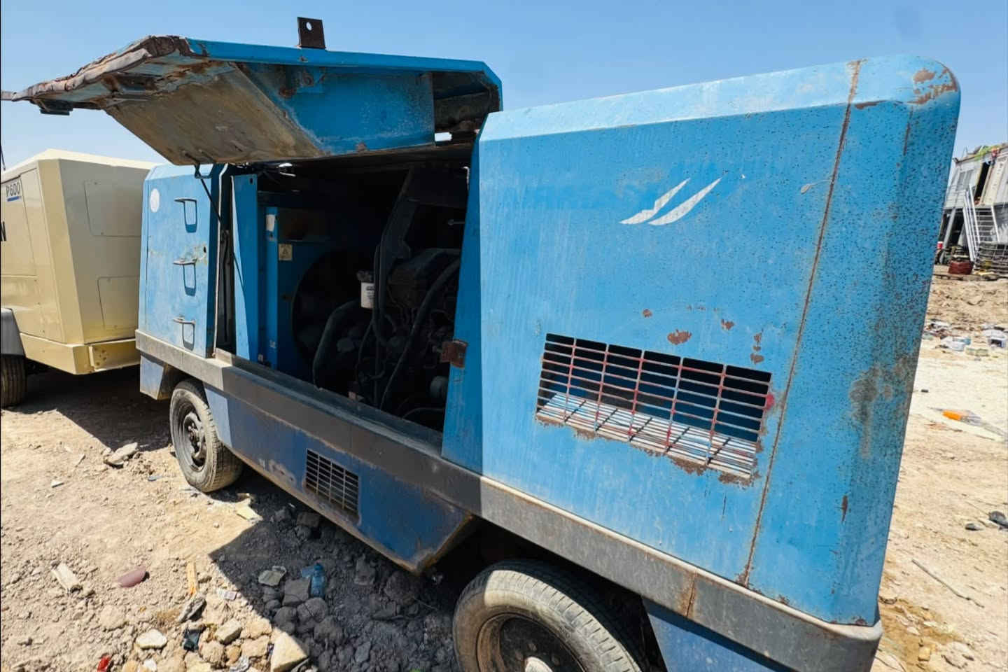 كمبريسر هواء للبيع ايرمان حجم 655 محرك هينو 70 سوبر العنوان بصره ***********
