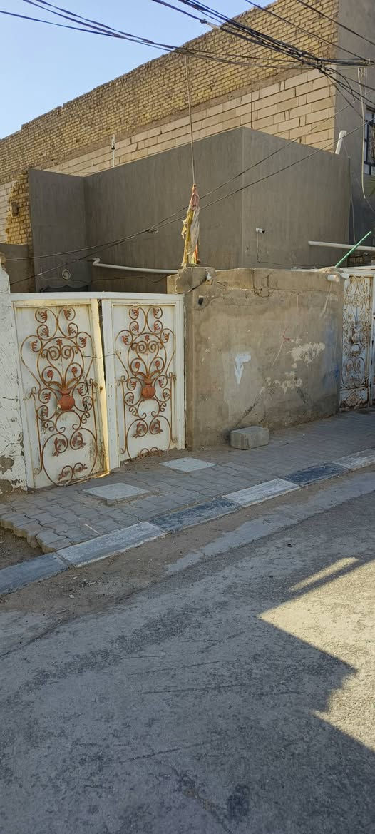 للبيع بيت قديم في النجف الأشرف مساحة ١٠٠م(٥×٢٠) يعتبر عرصه شريط المكرمة خلف كريت مول قرب شارع كربلاء خامس بيت عن سايدين شارع ٤٠ وفرعه ١٠منطقة كاملة الخدمات ومرتبة وهادئة  الاستفسار اتصل على الرقم ***********
