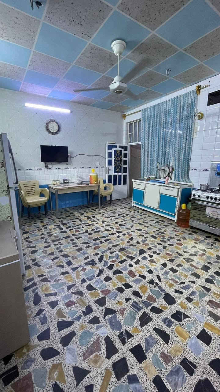 السلام عليكم ورحمة الله وبركاته، بيت ركن للبيع مساحه 150, الواجهيه 10 ونزال 15 يحتوي على 3 مداخل للبيت، استقبالين ومطبخ و4 غرف نوم ويحتوى على 3 خدمات ومنورين وسطحين طابو ملك صرف بناء حديث درجه الاستفسار الاتصال على الرقم الاستفسار الاتصال على الرقم *********** العنوان بغداد طريق الثعالبه جاي من مستشفى حماد شهاب منطقه حي الانتصار التصنيع البيت قريب على الشارع العام
