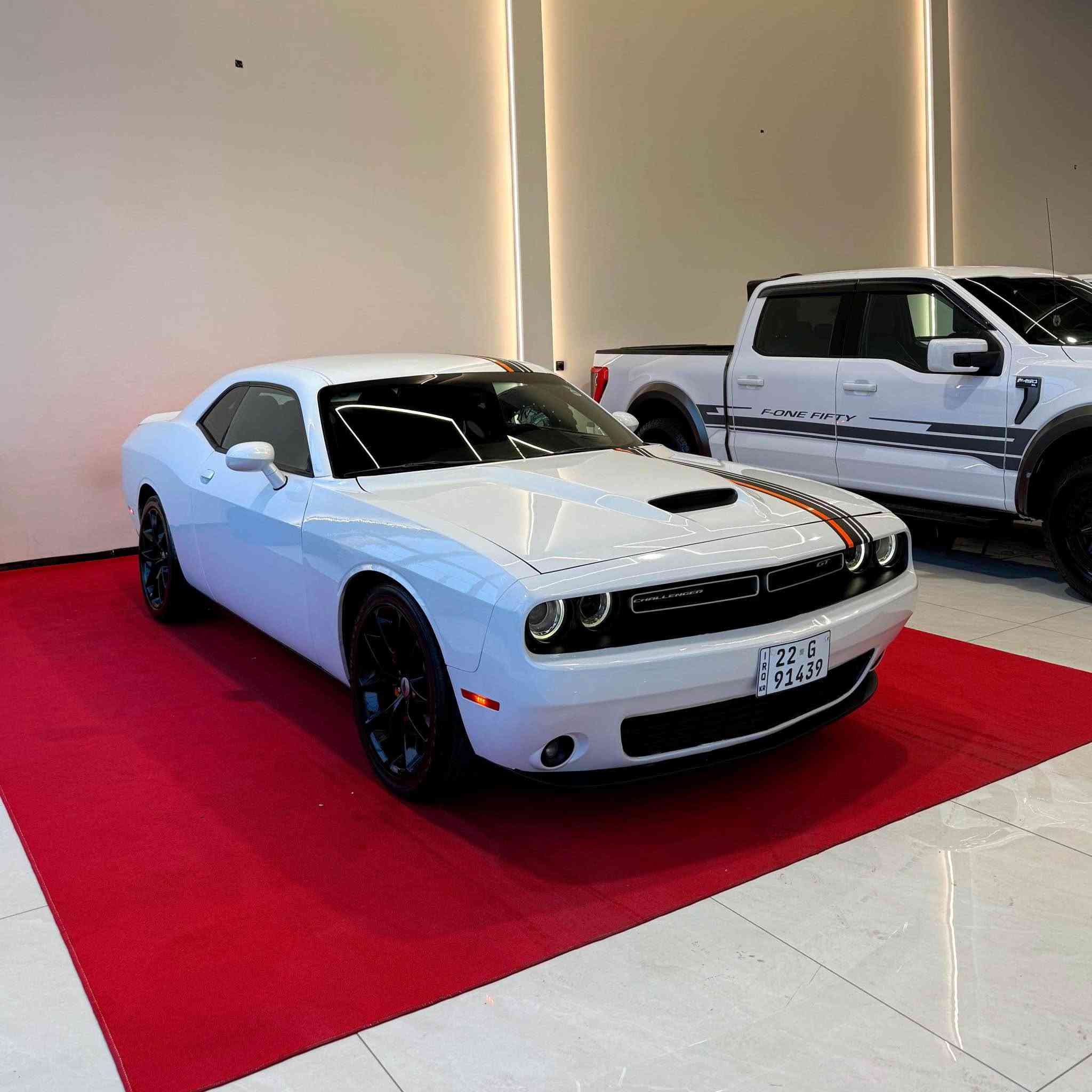 🛎🔱السلام عليكم 🔱🛎
للبيع سيارة دوج جالنجر جي تي
DODGE CHALLENGER - GT
موديل 2022
ماشي 61 الف ميل
لون ابيض ثلجي
 6 سلندر 3.6L
شفتات بالستيرن
كشن كهربائي
كاميرا خلفي دوارة
ويالة 20 انج بيلادي
بيه حادث جانبي باب عكس سايق مبدل بيلادي نفس الون و جاملغ خلفي صبغ
ايرباك بس بردة طاك 
صور الحادث و رقم شاصي موجود بالمنشور
سيارة جاهز من كل نواحي كير و محرك و تبريد و كهربائي كلشي بشرط 
سيارة موجود باربيل معرض تانك موتورز
سعرها 18800$
☎️***********
☎️*********** أربيل, العراق
