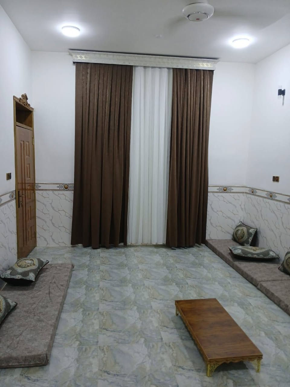بيت للبيع مساحه 200
4غرف 
غرفتين فوك معه صاله ومجمع صحيات  
جوه غرفتين وصاله ومطبخ حار وبارد 
وديوانيه  
ومجمع صحيات خارج وداخل  
عنوان 7كيلو قرب مجمع السكني  
للستفسار اتصال علا الرقم 
***********
***********
