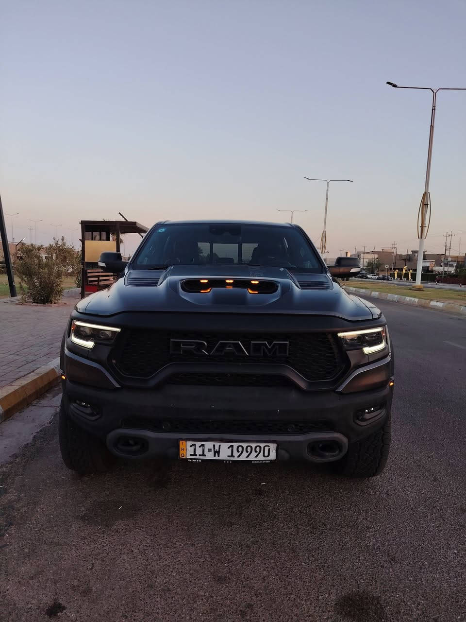 سلام عليكم
للبيع

 دودج رام TRX 2021 امريكي

دودج رام TRX سوبر جارج موديل 2021 ،  بمحرك V8 6.2L SUPERCHARGED، كلين ومكفولة كفالة عامة.

ماشيه 53 مايل. 

المواصفات:

* V8 6.2L SUPERCHARGED.
* 4 كشنات جلد كهربائية.
* تدفئة وتبريد للكشنات الأمامية.
* كشنات خلفية تدفئة وتبريد.
* كشنات لون أسود بتطريز أحمر.
* كشنات بذاكرة.
* جلد طبيعي 
* كامرات.
* حساسات أمامية وخلفية.
* رادارات أمامية وخلفية وجانبية.
* رادار بالمراية.
* ستيرن تدفئة وتحكم.
* شاشه كبيرة.
* شفتات سرعة.
* أضوية بالمرايا.
* سكليتر كهرباء.
* نظام صوت Harman/Kardon.
* دفع رباعي 4×4.
* أنظمة قيادة ومساعدة متعددة.
* مثبت سرعة.
* تحديد مسار.
* نظام تحكم بالتسارع من 0 إلى 100.
* لونج كنترول.
* صوت إكزوز رياضي مميز.
* وباقي المواصفات المعروفة للـ TRX.

🔒 المحرك والگير واير بشرط ما مفتوح.

السيارة حيل نظيفة، وكلشي بيها على بلاد جديد، وما بيها دينار مصرف، كاملة من كل النواحي.

السعر 49 وبيها مجال ان شاء الله 

📍 الانبار فلوجة

📞 ***********
