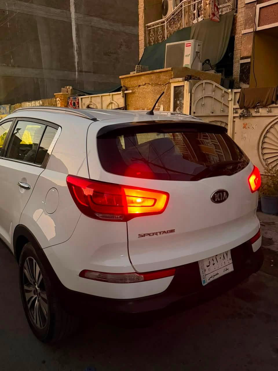 السلام عليكم 
كيا سبورتج للبيع 
محرك 2400 دوش 
فور ويل رباعي 
السياره خليجي 
موديل 16 قطعتين تبريد 
بيهه ربع الباب الخلفي وره السايق 
وبل خشم مال الجاملغ الامامي 
السعر ١٤٥ وبيهه مجال بسيط 
***********
العنوان بغداد الشعب
